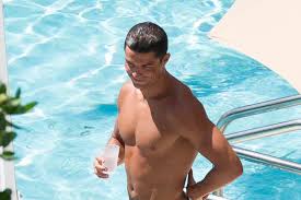 Check out this biography to know about his birthday, childhood, family life, achievements and fun facts about him. Cristiano Ronaldo Hier Zeigt Ronaldo Seine Weibliche Seite Gala De
