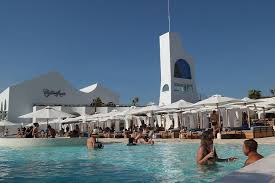 Beach Club Di Canggu Dengan Konsep Suasana Ibiza