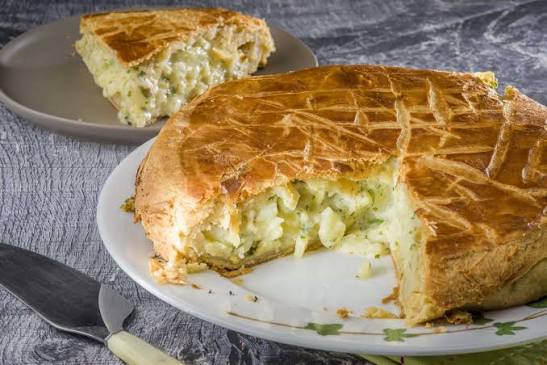 Pâté aux pommes de terre bourbonnais sur un étal de marché à Vichy