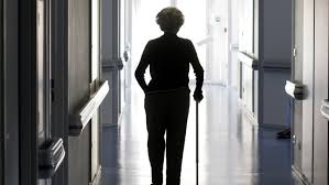 L'inquiétude d'une famille face à de possibles quand une famille soupçonne des maltraitances, elle doit alerter la direction. La Desesperance Des Seniors En Maisons De Retraite