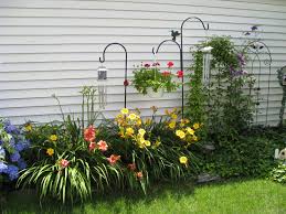 Pin By Gloria Moyer On Gardening Backyard Flowers Beds Lawn And Garden House Landscape