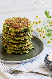 Zucchini Parmesan Puffer Mit Frischkase Dip Rezept Mit Video Kitchen Stories Rezept Kalorienarmes Abendessen Frischkase Dip Rezepte