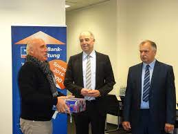 This deposit guarantee scheme applies to all deposit accounts made by individuals, companies and covers up to up to 100,000 eur per bank per depositor. Vorzeitige Bescherung Vr Bank Stiftung Memmingen Spendet 10 000 Euro