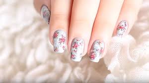 Podemos elegir por ejemplo, uñas como las uñas de flores 2021 son otro de los diseños más clásicos a la hora de pintar nuestras uñas. Unas Decoradas Con Flores