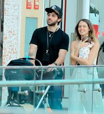 The following 7 files are in this category, out of 7 total. Chay Suede E Laura Neiva Encantam Durante Passeio Com A Filha Maria Em Shopping Confira Estrelando