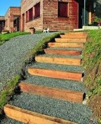 Un Escalier Exterieur Avec Des Bastaings En Meleze Systeme D N834 Backyard Backyard Wall Escalier Exterieur Marches Jardin Escalier De Jardin