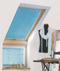 Das kopfprofil der innenjalousien für dachfenster kann bei 25mm und 35mm lamellen in weiß, silber oder an die gewählte lamellenfarbe angepasst bestellt werden. Innenjalousien Fur Senkrecht Fenster Und Dachfenster Bei Sonne Direkt De