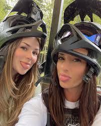 Tag your favorite MTB friend 💞 ❗Follow @enduro_girlsteel for more MTB  girls' content! . Cr:@johannajackson_ @caroline.favot . ⏩Don't forget to  follow us! ❤ . • @enduro_boysteel • @downhillblast • @downhilloves . #mtb #