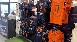 Vol de vêtement du psg fait par les force de l'ordre. Boutiques Mhsc Mhsc Foot Billetterie Montpellier Herault Mhsc Match Match Montpellier Led Publicitaire Panneau Publicitaire Led
