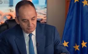 Είναι διπλωματούχος μηχανολόγος μηχανικός του πανεπιστημίου brunschweig της γερμανίας (dept. Vv 3fyq27kfom