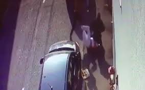 Pentru ca lovirea sau actele de violen s ntregesc latura obiectiv a infraciunii trebuie ca aceasta s aibe ca urmare imediat cauzarea unei suferine fizice. Om De Afaceri BÄtut Cu Levierul In PlinÄ StradÄ La Targu Jiu Cine Ar Fi Agresorii Stirileprotv Ro