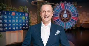 Under våren har lotta engberg hoppat in som programledare i bingolotto efter att rickard olsson blivit sjuk, och hon tar säsongen ända in i final på söndagskvällen. Stefan Odelberg Programledare I Bingolotto