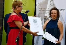 Urodzona w rodzinie urzędniczej (ojciec poległ podczas i wojny światowej w armii rosyjskiej). Aleksandra Majewska Wyrozniona