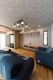 施工実例 落ち着いた雰囲気のリビングに仕上がっています 加東市 西脇市 加西市 小野市 多可町 新築 リフォーム 注文住宅 オシャレ ヴィンテージ リビング 壁紙 照明 ソファ 兵庫県加東市 後藤工務店 リビング 新築 リビング 住宅