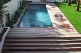 Schwimmbad Umgeben Ipe In Marseille Fur Ein Haus Des Architekten The Narrow Strip Behind The Swimming Pools Backyard Backyard Pool Small Swimming Pools
