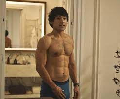 We are supposed to believe that this guy is a nerdoutcastprogrammer that  didnt get any women in college? When he looks like this and runs and swims  and shows off? : rWhiteLotusHBO