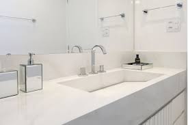 Banheiro Clean Todo Branco Com Bancada De Porcelanato Marmorizado E Parede 3d Porcelanato Banheiro Bancada De Porcelanato Porcelanato