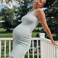 The content must be images and text, gifs or videos preferably in the caption format (image with included. Gigi Hadid Uploads Never Before Seen Photos From Her Pregnancy Aktuelle Boulevard Nachrichten Und Fotogalerien Zu Stars Sternchen