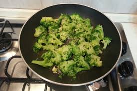 Ripassati con aglio, e peperoncino a piacimento, sono un ottimo contorno per accompagnare secondi. Broccoli Ripassati In Padella Dolci Momenti
