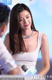 2004年起，全智賢長期擔任韓國化妝品集團愛茉莉太平洋集團旗下品牌蘭芝的專屬模特兒。 2009年年中，全智賢與the face shop簽約，擔任其模特。 2010年，與合作了13年的ihq公司告別後，與原經紀人林廷正合作夥伴一起成立個人經紀公司j&co。 å…¨æ™ºè´¤ç©¿ä½Žèƒ¸ç™½è£™éœ²æ²Ÿæžé‡' ä¸‡ç»´è¯»è€…ç½'