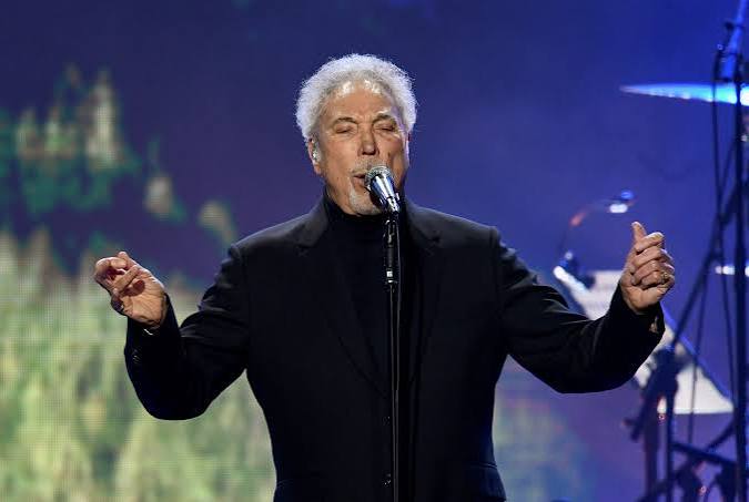 Tom Jones, 86 tuổi, nói bị 'The Voice UK' sa thải vì 'khó trả nổi bảo hiểm'