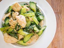 五月份開始 家中老爺說要減肥 今天就端上有菜有肉的清爽低卡料理 所以最近目標就是開發好吃減肥餐了 小黃瓜與雞胸都是低卡食材 清炒一盤健康又好吃 light healthy vegetable recipes healthy