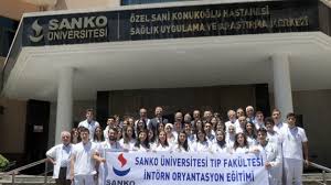 Gaziantep üniversitesi'nde sanko'nun sponsor olduğu ilahiyat fakültesinin devasa binası bitmek üzereyken, ilahiyat ile aynı yıl içinde açılan hukuk fakültesi için kimsenin kılı kıpırdamamakta. Intorn Doktorlar Sanko Universitesi Sanko Universitesi