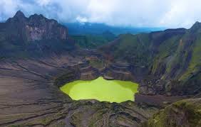 Tiket masuk ke gunung kelud pada hari biasa adalah idr 5000, sementara itu ketika weekend harga tiket wisata gunung kelud akan naik menjadi idr 10.000 per orang. Estimasi Biaya Mendaki Gunung Kelud Gunung