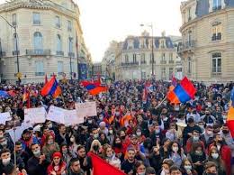El gobierno armenio, apoyado por la diáspora en el resto del mundo, desplegó una campaña de. Casi 20 000 Personas En Francia Marcharon Hacia La Embajada De Azerbaiyan Diario Armenia