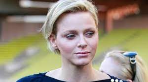 Radieuse avec le prince albert pour une remise de cadeaux. Malade Charlene De Monaco Annule Son Voyage Avec Albert Ii Voici