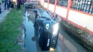 Umur dekat separuh abad, dah ada anak bini tapi. Anak Tertolak Gear D Kereta Masuk Parit Mynewshub