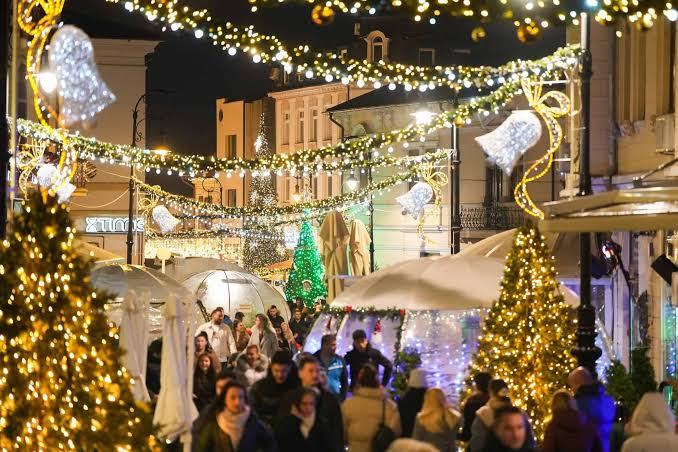 S-a deschis Târgul de Crăciun din Craiova. Oltenii se mândresc cu o roată  panoramică adusă din Olanda (foto)
