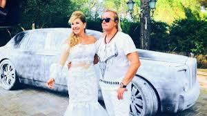 Die reiche, luxuriöse familie geiss wird dort durch ihren lebensalltag begleitet. Die Geissens Snow Tropez Carmen Und Robert Geiss Feiern Riesige Eis Party News De