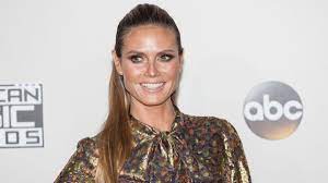 Heidi klum transforms into a punk princess with a pastel pink wig and a plaid skirt for germany's next topmodel finale. Gntm 2021 Photoshop Fail Kandidatin Dascha Fehlt Ein Bein News De