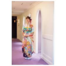 ikuchan furisode shared a photo on instagram 陽ざし差すクラシカルな廊下でなんと 見つけちゃいました みてみて この色 ぴったりだよね この色 何色 のぎざかいろ 乃木坂46 生田絵梨 フォーマルドレス 振袖 袴 振袖