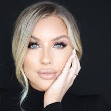 Amanda Alcott's Instagram, Twitter & Facebook