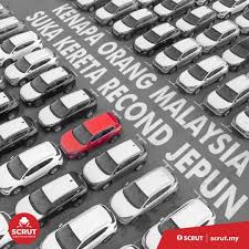 Sepanjang saya berjalan baru sadar bahwa saya sedang diantara kerumunan truk besar yang mau masuk ke pelabuhan ketapang. Kenapa Orang Malaysia Suka Sangat Kereta Recond Jepun