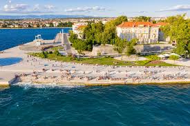 Republika hrvatska, ()), is a country at the crossroads of central and southeast europe on the adriatic sea.it borders slovenia to the northwest, hungary to the northeast, serbia to the east, bosnia and herzegovina and montenegro to the southeast. File Die Meeresorgel In Zadar Kroatien 48607266063 Jpg Wikimedia Commons