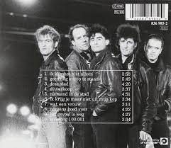 Het werd het album waarmee de band definitief zijn naam vestigde. Niemand In De Stad De Dijk Amazon De Musik