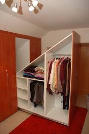 Dressing Sous Pente Blanc Avec Multitude De Rangements Et Ceintes Pour Chemises Et Vestes Bois Cer Dressing Sous Combles Dressing Sous Pente Rangement Combles