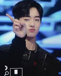 ESTE APRENDIZ JAPONÉS ENTRÓ A YG PORQUE SU MADRE ES UNA FANATICA DE BIGBANG  Ahora está debutando con el nuevo grupo de chicos de YG, TREASURE. En el YG  Treasure Box de