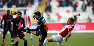 Haftaya 41 puanla lider giren demir grup sivasspor ile 39 puanla ikinci sırada başlayan medipol başakşehir karşı karşıya geldi. Mac Sonucu Sivasspor 1 1 Basaksehir Fotomac