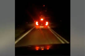 Gambar kereta kartun di jalan raya kartun di jalan raya kereta png dan psd untuk muat turun percuma. Kelibat Lembaga Putih Di Rakam Bertenggek Atas Kereta Di Johor Era