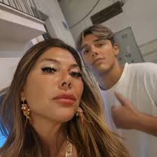 Avrai un neonato per ventotto giorni. Non uno di più. Sarà piccolo come un  respiro, e fragile come un sogno dimenticato al mattino. Poi sarà un  bambino — ma solo per due