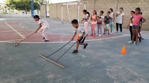 Los juegos recreativos son actividades de variado carácter que lleva a cabo un individuo o un grupo de personas con el objetivo de divertirse, entretenerse y disfrutar de la actividad misma. 4 Juegos Creativos Que Debes Conocer Para Tus Clases De Educacion Fisica Youtube