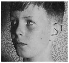 13 DaviD Robert Jones naît le 8 janvier 1947 à Brixton, dans le sud de  Londres. il grandit dans un environnement sécurisant,