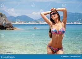 比基尼泳装和太阳镜的性感的美女在海背景在凯梅尔，安塔利亚，土耳其附近的沿海库存照片- 图片包括有女性, 生活方式: 147860684