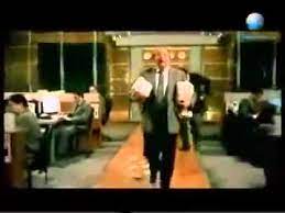 تدور أحداث الفيلم حول مرجان أحمد مرجان ( عادل إمام )، وهو رجل أعمال ناجح له علاقات مع الكثير من الشخصيّات المهمّة، ولكنّه يعاني من شعورٍ بالنقص بسبب عدم اكتمال تعليمه، وهو الشيء الوحيد الذي لا يمكن إخفاؤه أو شراؤه بثروته ونفوذه. Ø¹Ø§Ø¯Ù„ Ø§Ù…Ø§Ù… ØªØ´Ø±Ø¨ Ø´Ø§ÙŠ Ø¨Ù„ÙŠØ§Ø³Ù…ÙŠÙ† Youtube