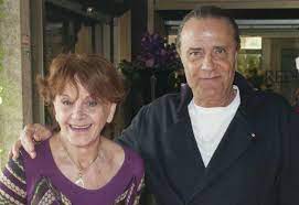 Quanto alla vita privata, nazzaro è stato legato a nada ovcina. Gianni Nazzaro Chi E Sua Moglie Nada Ovcina Hanno Figli Chi E L Ex Del Cantante Donnapop