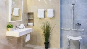 150 cm hoch) haben und einen bewegungsraum von 150 cm durchmesser vor der badewanne bieten. Barrierefreie Dusche Badewanne Und Wc Heimhelden